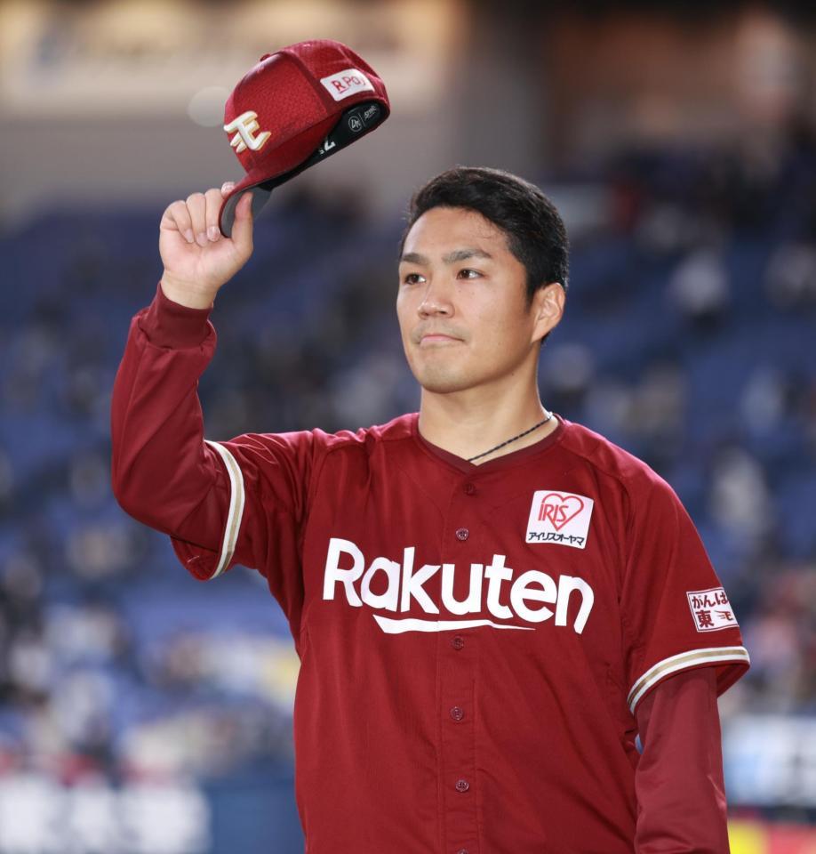 　ヒーローインタビューを終え、ファンに挨拶する則本昂（撮影・坂部計介）