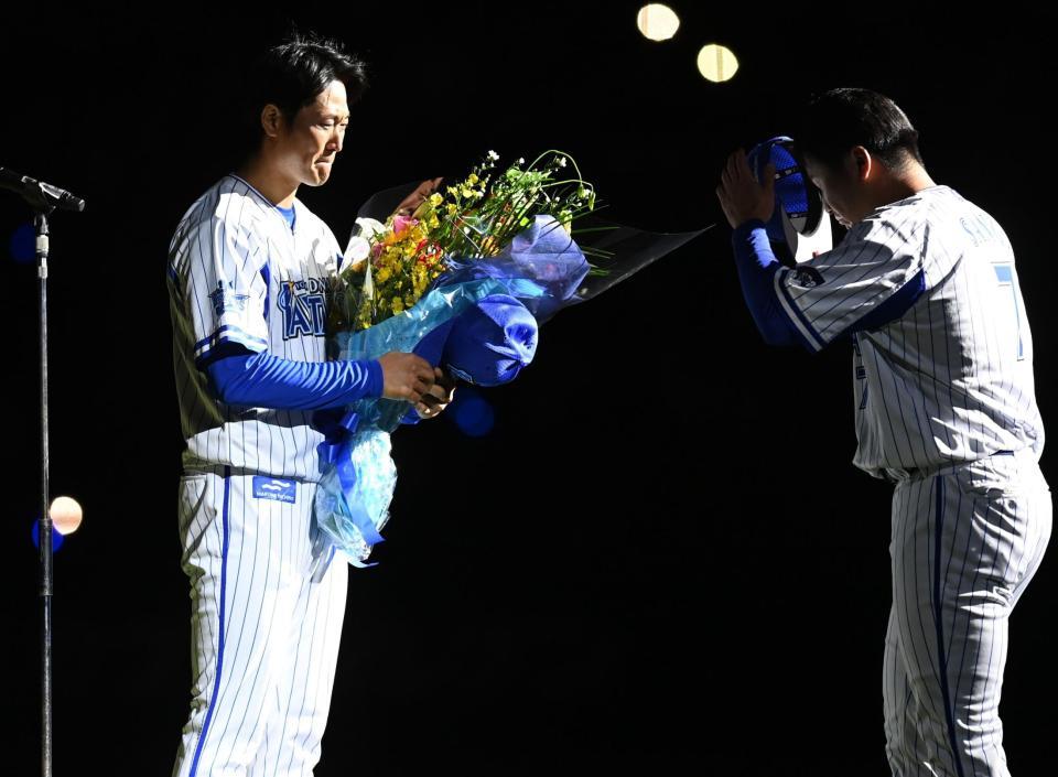 　引退セレモニーで佐野（右）から花束を受け取り涙ぐむ中井（撮影・高石航平）