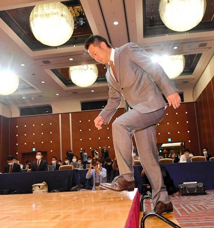 　引退会見に臨む亀井（撮影・西岡正）