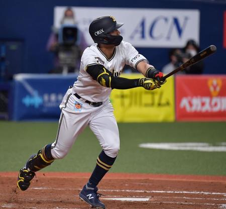 　５回、右中間にソロを放つオリックス・宗（撮影・神子素慎一）