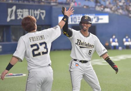 ５回、ソロを放ったオリックス・宗は伏見とタッチをかわし喜ぶ（撮影・神子素慎一）