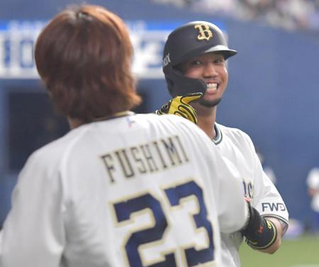 ５回、ソロを放ったオリックス・宗は伏見と喜ぶ（撮影・神子素慎一）