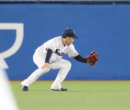 ７回表無死一、二塁、宇草の中前打を後逸するヤクルト・塩見＝神宮球場