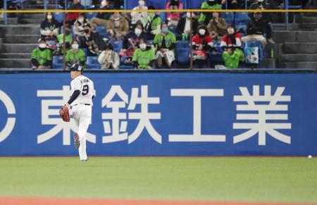 ７回表無死一、二塁、宇草の中前打を後逸し、ボールを追いかけるヤクルト・塩見＝神宮球場