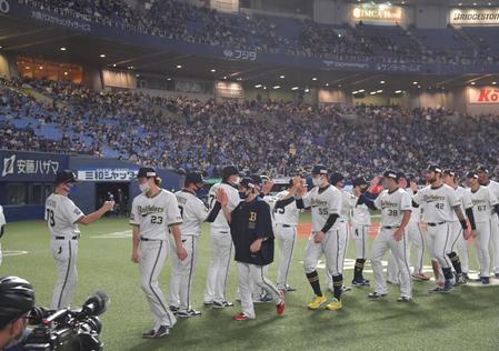 勝利しナインを迎えるオリックス・中嶋監督（撮影・神子素慎一）