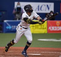 　５回、右中間にソロを放つオリックス・宗（撮影・神子素慎一）