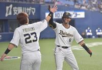 ５回、ソロを放ったオリックス・宗は伏見とタッチをかわし喜ぶ（撮影・神子素慎一）