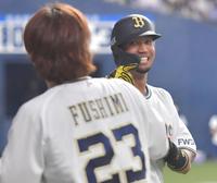 ５回、ソロを放ったオリックス・宗は伏見と喜ぶ（撮影・神子素慎一）