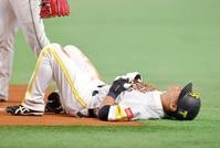 ７回ソフトバンク１死二塁、一ゴロに倒れた代打長谷川＝ペイペイドーム