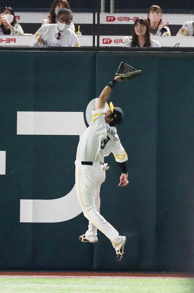 　１９日の試合で飛球を好捕するソフトバンクの右翼手柳田＝ペイペイドーム
