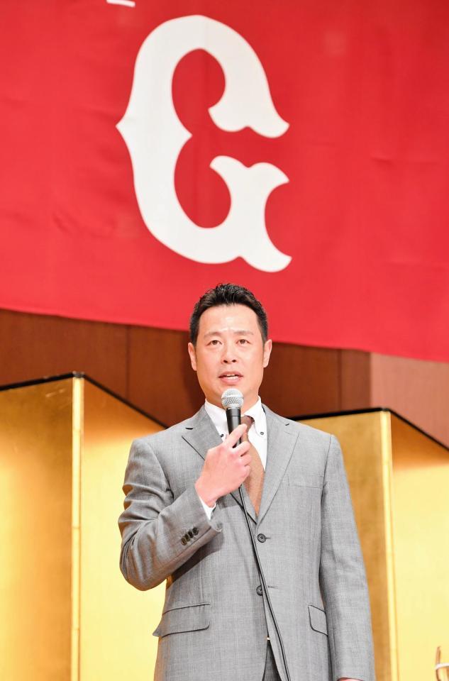 　引退会見を行う亀井（撮影・西岡正）