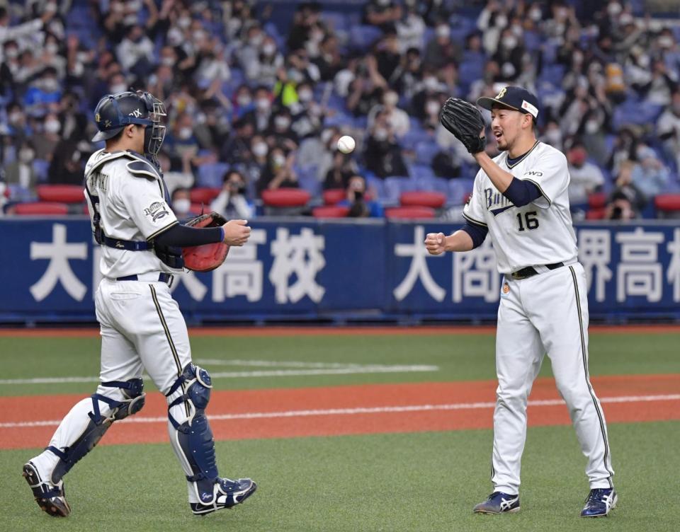 最後を締め喜ぶオリックス・平野（撮影・神子素慎一）