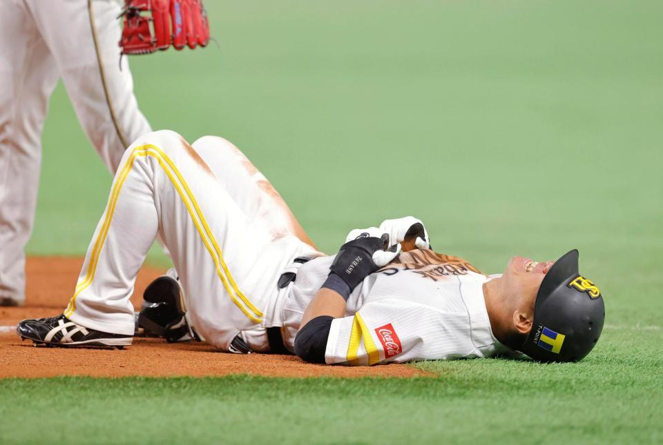 ７回ソフトバンク１死二塁、一ゴロに倒れた代打長谷川＝ペイペイドーム