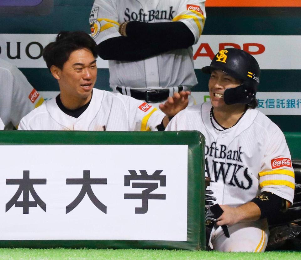 ７回、先制２ランを放った甲斐（右）の肩をたたくソフトバンク・長谷川＝ペイペイドーム