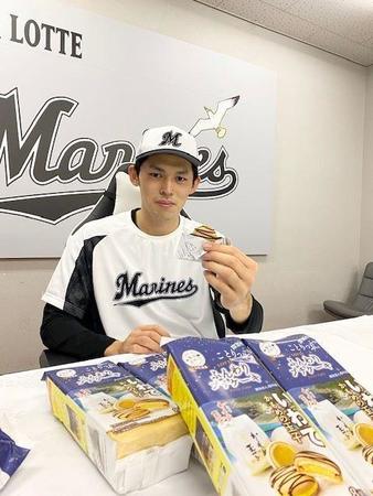 地元岩手銘菓の差し入れを喜ぶロッテ・佐々木朗（球団提供画像）