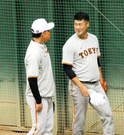 投球練習を終え笑顔でチームスタッフと言葉を交わす大竹