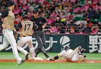 ソフトバンク－日本ハム戦の７回、一ゴロに倒れ、ヘッドスライディングする代打長谷川＝２１日、ペイペイドーム