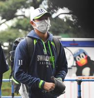 練習を終えて引き揚げるヤクルト・奥川＝神宮球場（撮影・西岡正）