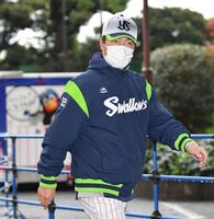 雨天中止となり、室内練習場から戻るヤクルト・高津監督＝神宮球場（撮影・西岡正）