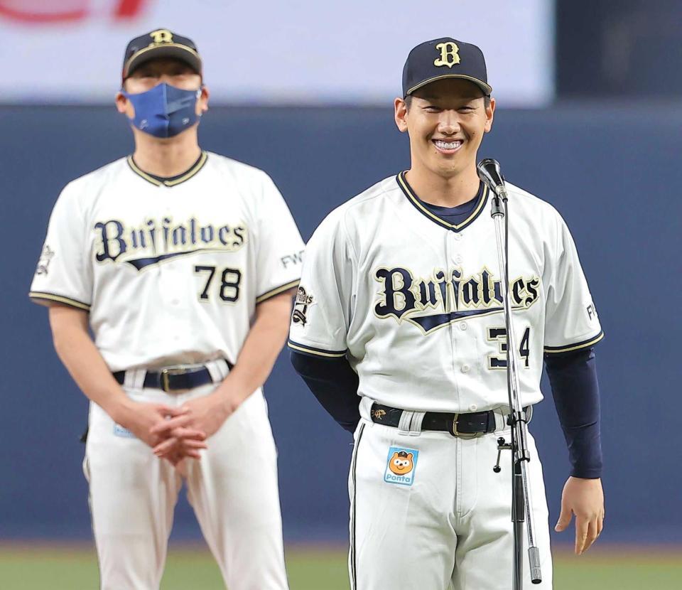 　試合後、ファンにあいさつする吉田正（右）＝撮影・神子素慎一