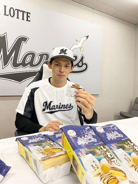 地元岩手銘菓の差し入れを喜ぶロッテ・佐々木朗（球団提供画像）