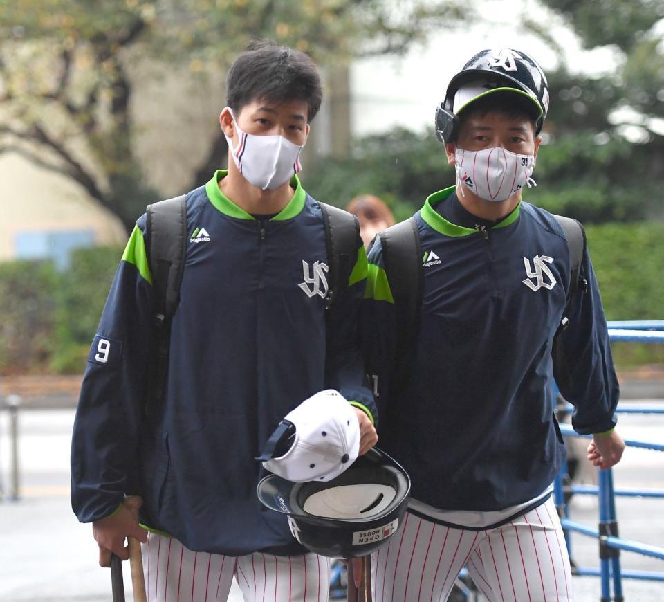 練習を終えて引き揚げるヤクルト・塩見（左）と山崎＝神宮球場（撮影・西岡正）
