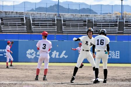 ８回、勝ち越しの適時打を放った尽誠学園・仲村