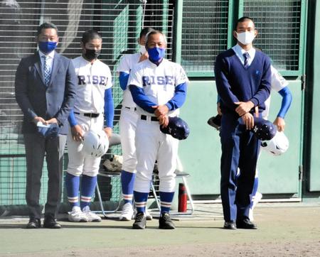 試合後、ベンチ前に整列する岡田監督（中央）