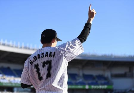 ３回、マーティンが右越え適時二塁打を放ちベンチ前で人差し指を突き上げる佐々木朗（撮影・開出牧）