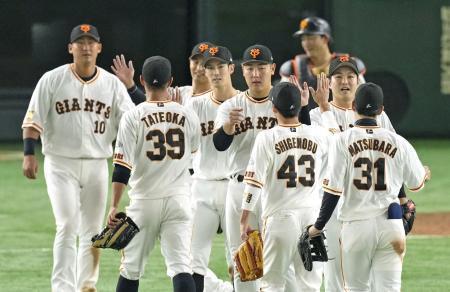 　ヤクルトに勝利してＣＳ進出を決め、タッチを交わす巨人ナイン＝東京ドーム