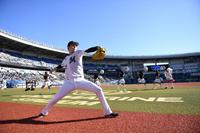 試合前、秋空の下でキャッチボールを行う佐々木朗（撮影・開出牧）