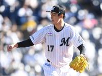 ２回、万波を三振に仕留めた佐々木朗（撮影・開出牧）