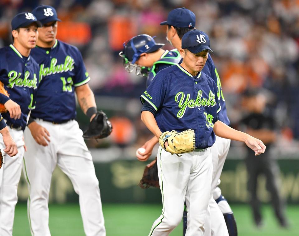 １回、巨人の猛攻を受け、降板する石川（右）＝撮影・西岡正