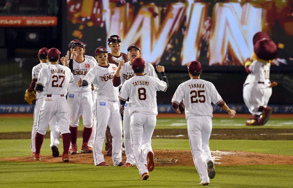 ＣＳ進出を決め喜ぶ楽天ナイン