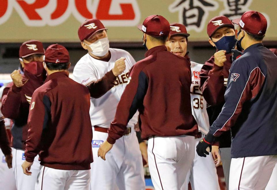 ソフトバンクに勝利してＣＳ進出を決め、ナインを迎える楽天・石井監督（左から３人目）＝楽天生命パーク