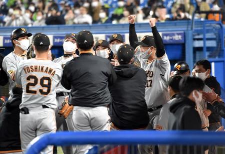 試合前の円陣でチームを盛り上げる大竹（１７）＝撮影・佐藤厚