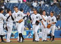 日本ハムに連勝し喜ぶロッテナイン