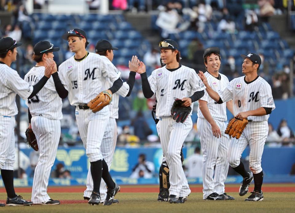 日本ハムに連勝し喜ぶロッテナイン