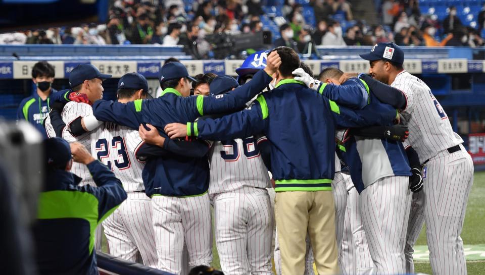 試合前円陣で肩を組み、声を上げるヤクルトナイン（撮影・西岡正）