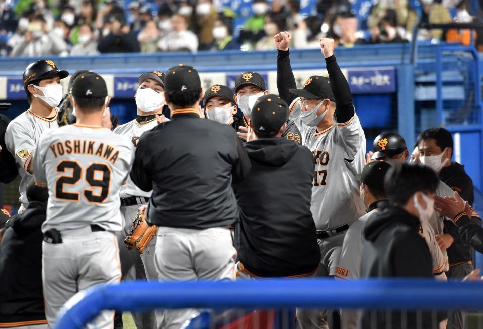 試合前の円陣でチームを盛り上げる大竹（１７）＝撮影・佐藤厚