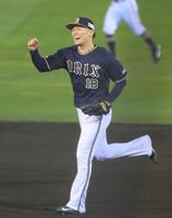 　完封で１５連勝、１８勝目を挙げてガッツポーズをする山本（撮影・堀内翔）