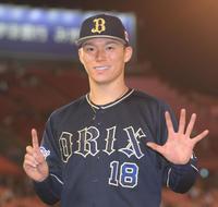 　両手で１５連勝、背番号で１８勝目。ポーズを決める山本（撮影・堀内翔）