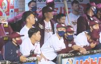 　９回、試合を見つめる田中将（中央）＝撮影・堀内翔