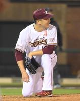 　７回、遊撃手の山崎が失策。マウンドに座り込む田中将（撮影・堀内翔）