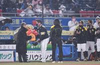 　試合後、孫オーナー（左）から花束を贈呈される工藤監督（撮影・開出牧）