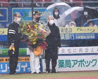 　試合後、孫正義オーナー（右）から花束を贈呈され記念撮影する工藤公康監督（中央）。左は王貞治球団会長（撮影・開出牧）