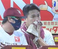 　８回を投げ終えて小山コーチ（左）と話す楽天・田中将（撮影・堀内翔）