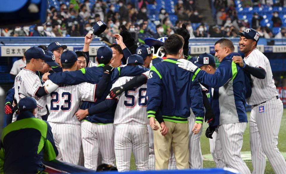 試合前円陣で肩を組むヤクルトナイン（撮影・西岡正）