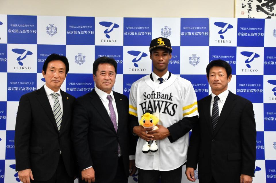 　指名あいさつを受けたソフトバンク育成５位の田中怜利ハモンド（左から３人目）。左から小川ＧＭ補佐、山崎スカウト、帝京五・小林監督