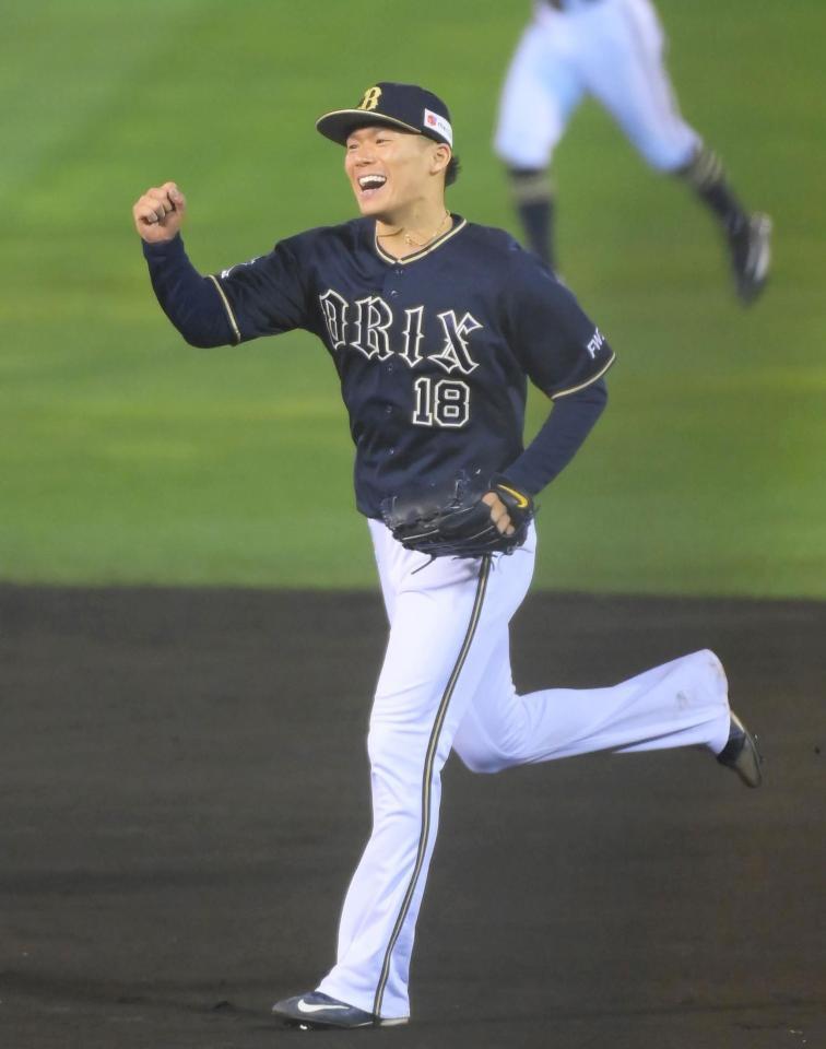 　完封で１５連勝、１８勝目を挙げてガッツポーズをする山本（撮影・堀内翔）